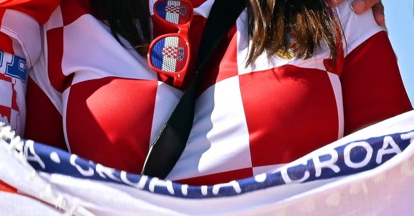 Фенки с огромни цици подкрепят Хърватия + СНИМКИ