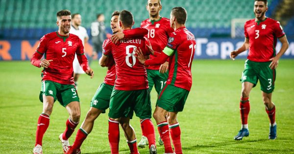 Футболните национали на България записаха изключително труден успех с 2 1
