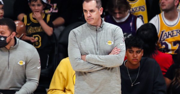 Три мача преди края на сезона Лос Анджелис Лейкърс заема