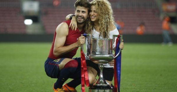 Защитникът на Барселона Жерард Пике и новата му приятелка Клара