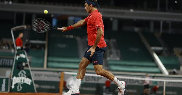 Роджър Федерер започна с победа сезона си на тревни кортове