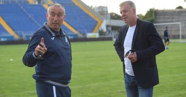 Треньорът на Левски Станимир Стоилов и помощниците му още не