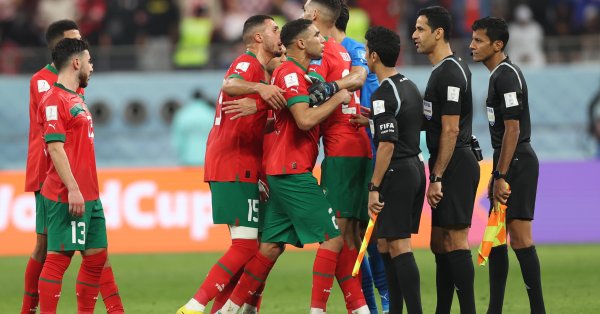 През второто полувреме на мача мароканските фенове пееха от трибуните