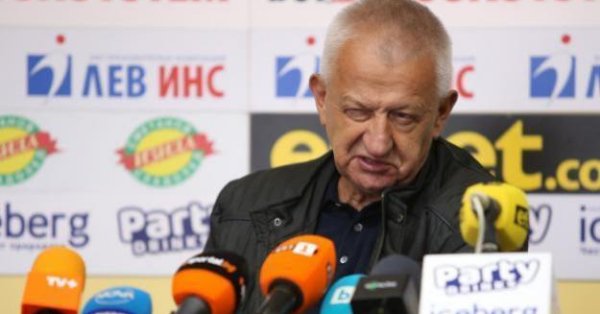 Президентът на Локомотив Пловдив Христо Крушарски обяви, че ще се