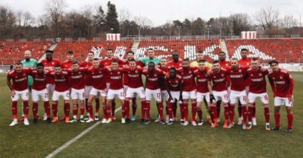 В резултат на това бе отстранен от първия тим и