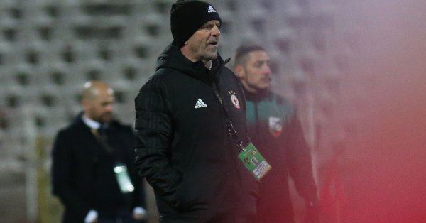 Треньорът на ЦСКА Стойчо Младенов здраво се е скарал на