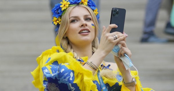 Популярната украинска журналистка Влада Седан съчетава полезното с приятното по
