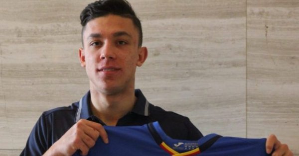 В началото на 2021 година преминава в белгийския Ломел Следват