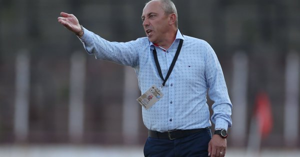 Треньорът на Черно море Илиан Илиев умува за атаката за