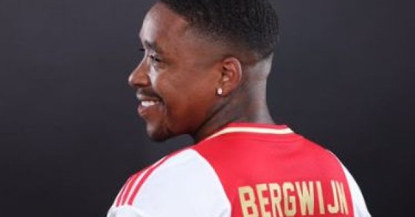 Стивън е футболист с много качества Има много добра крачка