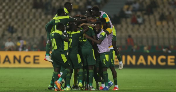В 30 ата минута футболистите на Сенегал имаха сериозни претенции за