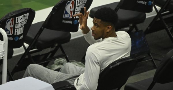 Суперзвездата на Милуоки Бъкс Янис Антетокумпо остава под въпрос за