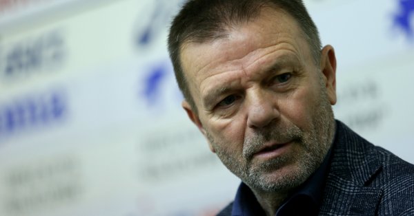 Пред стадиона в Перник чака джипка на МВР Играе се