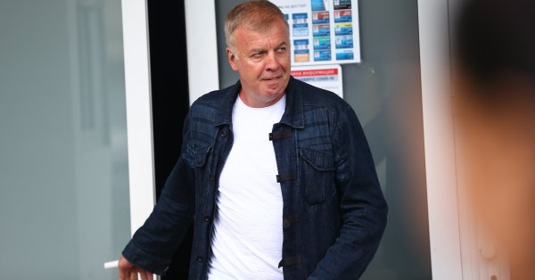 Наско Сираков мажоритарният собственик на Левски е стартирал преговори със