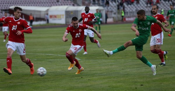 Куп футболни мениджъри ще присъстват днес на трибуните на стадион