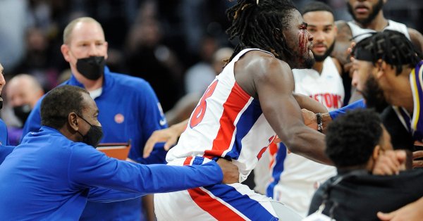 Суперзвездата на НБА ЛеБрон Джеймс едва не отнесе здрав пердах