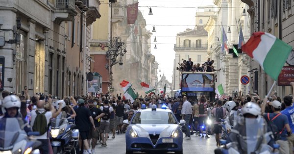 Здравните власти в Рим обвиняват обвиняват шефа на Италианската футболна