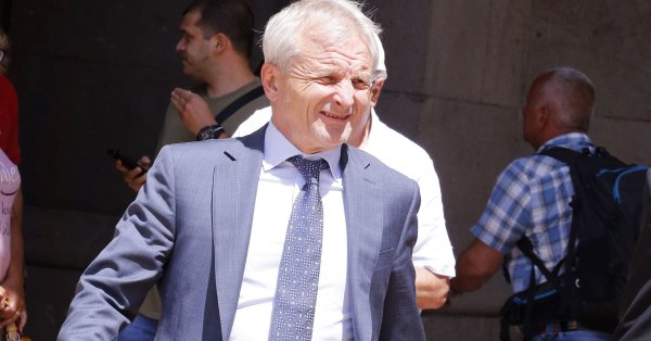 В същото време срещата между Стойчо Младенов и управата на