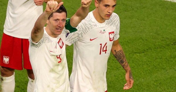 Полският футболист Роберт Левандовски даде подписана фланелка на фен на