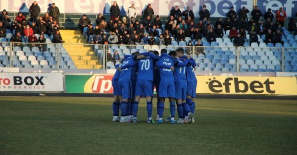 Локомотив Пловдив доигра мача с 10 души след червен картон