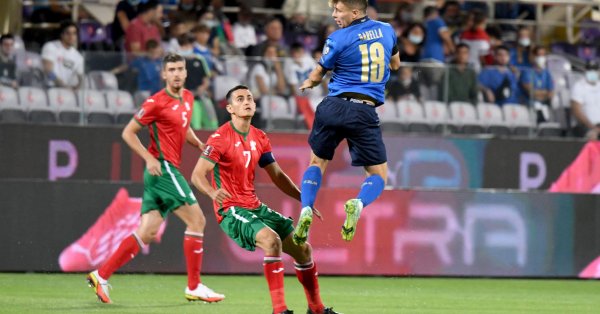 Националният отбор на България по футбол тази вечер преследва първа