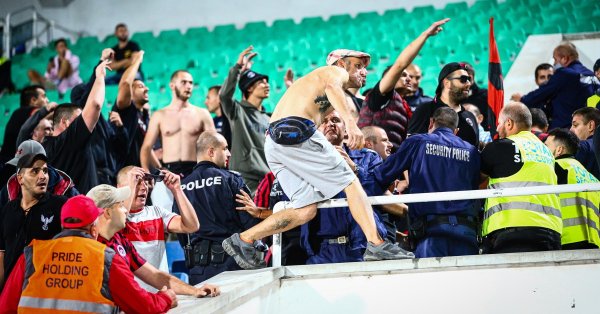 Грозни ексцесии по трибуните се разиграха на мача между Локомотив