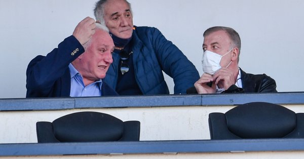 Преди няколко години имаше скандал една от фенските фракции която