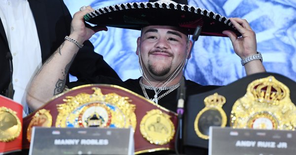 Анди Руис младши който е бивш световен шампион в тежка категория