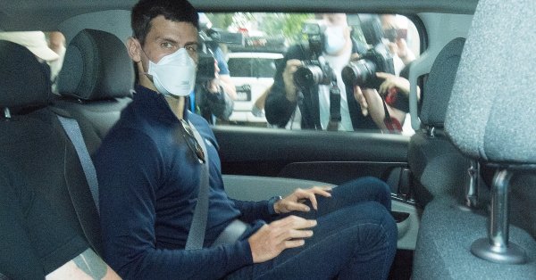 Австралийските медии съобщават че самолетът на Джокович се е приземил