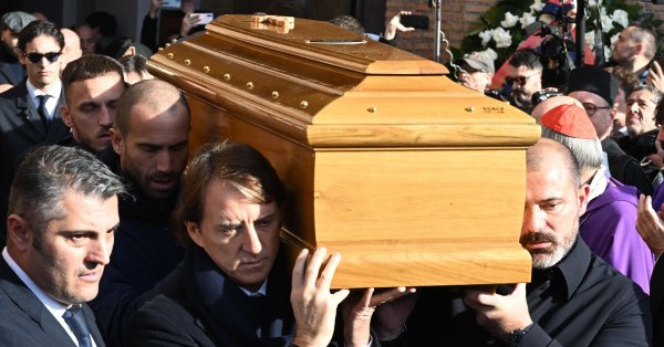 Хиляди фенове се стекоха на погребението на сръбската футболна легенда