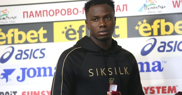 Ганайският нападател на ЦСКА Бисмарк Чарлс ще започне пълноценни тренировки