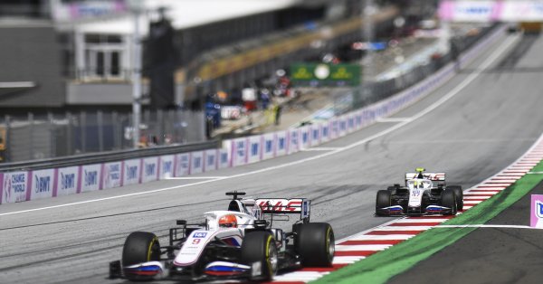 Мик Шумахер остава във Формула 1 и през 2022 а година
