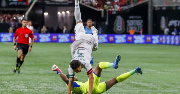 Отборите на САЩ и Мексико спечелиха групите си на футболния