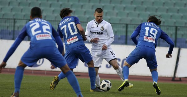 Крилото на Славия Радослав Кирилов е сред опциите за лятната