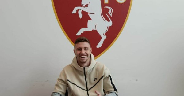 17 годишният офанзивен полузащитник дебютира за орлетата в Първа лига в