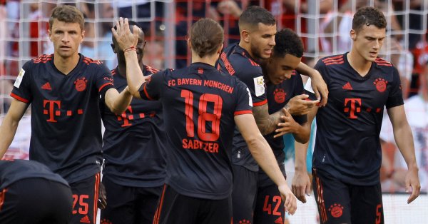 Централният защитник Матайс де Лихт има скъсана връзка на ръката