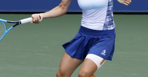 Именно след като Цвети Пиронкова поведе с 1 0 сета в