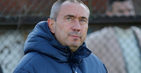 Треньорът на Левски Станимир Стоилов продължава да настоява към щаба