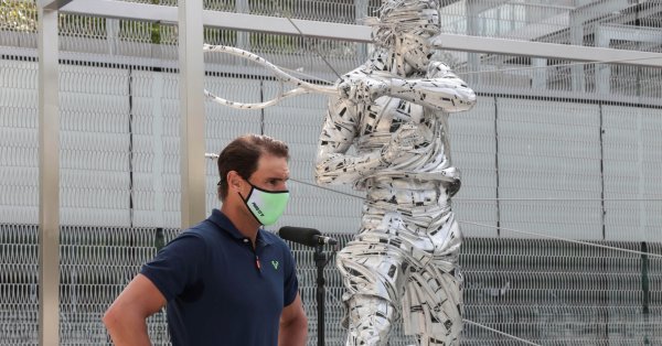 Статуя на 13 кратния шампион от Откритото първенство на Франция по