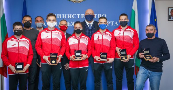 Кралев и президентът на Българската федерация по гимнастика БФГ Красимир