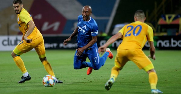 Офанзивният футболист се контузи по време на мача с Черно
