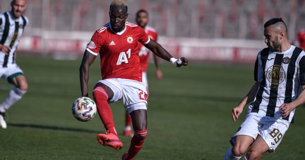 Соу е мощен висок е 190 сантиемтра и за този