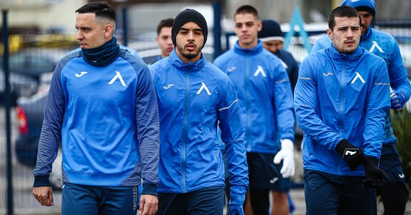 Последният пропусна вчерашната тренировка на тима Нидерландският защитник се оплаква