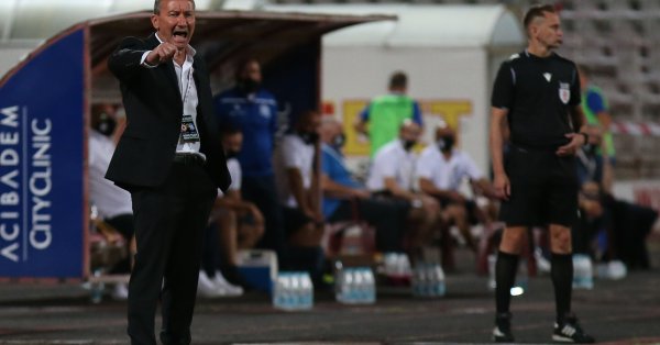 Всеки треньор на първия отбор го хвали но Смоленски така