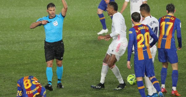 Новият президент на Барселона Жоан Лапорта окуражи отбора въпреки .