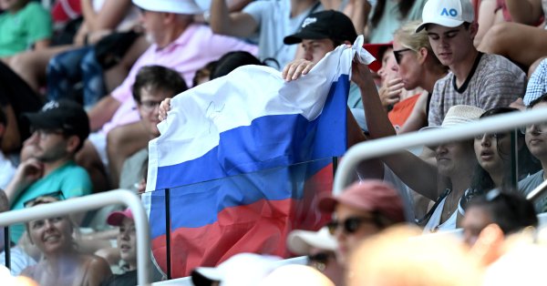 Снимки на агенциите също показаха руски флаг изложен на трибуните
