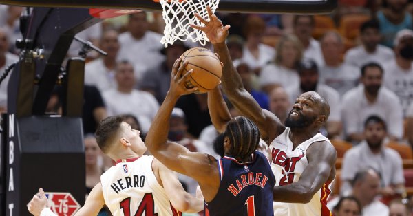 На Запад Финикс тръгна със 121 114 срещу Далас въпреки че