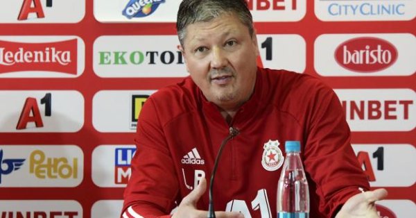 Треньорът на ЦСКА Любослав Пенев чака спешни отговори от началниците си Той