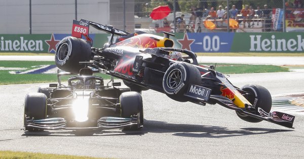 От Ред Бул продължават да смятат че Люис Хамилтън носи