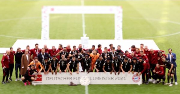 Германският футболен шампион Байерн Мюнхен няма да привлича нови крайни